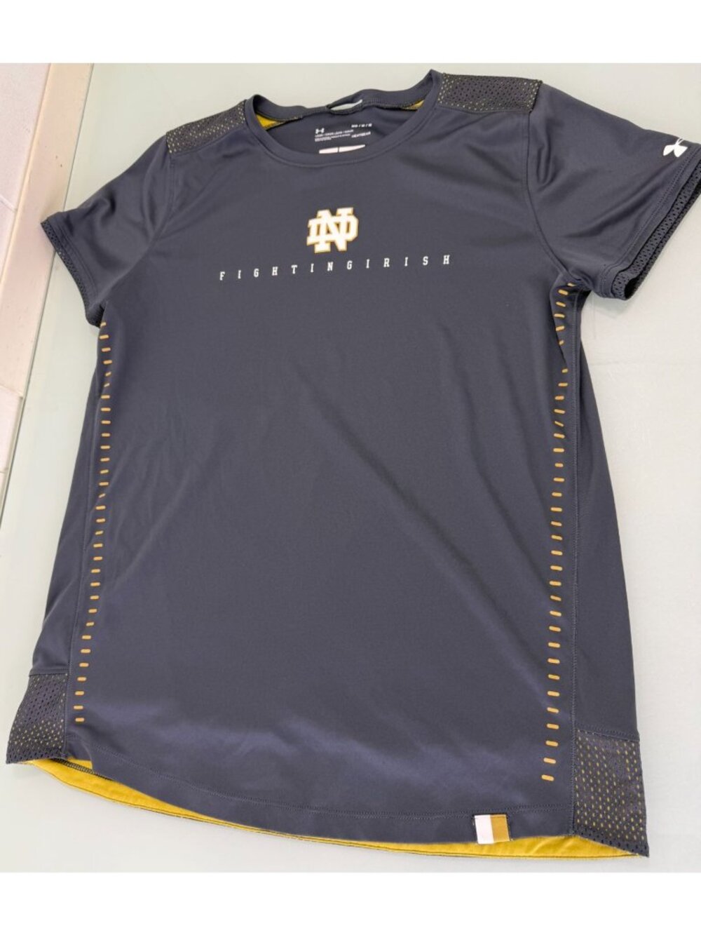 Notre Dame Under Armour Performance Shirt Womens Medium M Stretch Fighting Irish